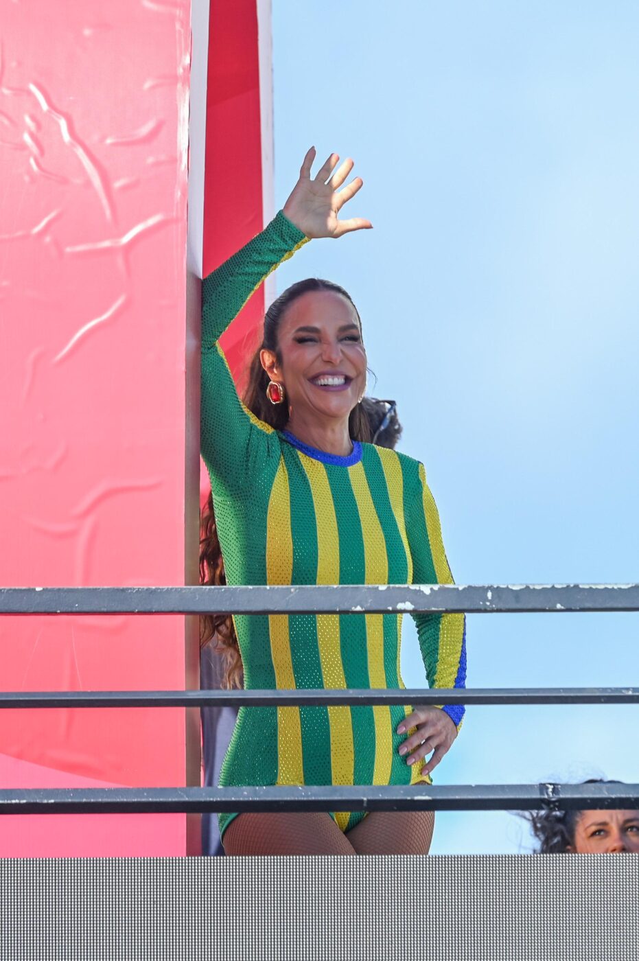 Ivete Sangalo grava comercial em trio elétrico no Farol da Barra; veja vídeo