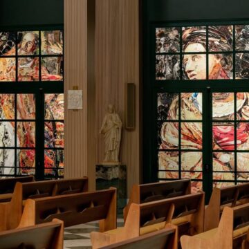 Nizan Guanaes celebra inauguração de igreja com vitrais de Vik Muniz e projeto de Sig Bergamin e Murilo Lomas no interior de SP