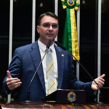 Câmara de Salvador aprova título de cidadão soteropolitano para Flávio Bolsonaro