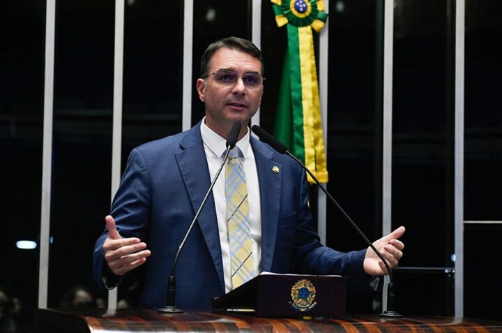 Câmara de Salvador aprova título de cidadão soteropolitano para Flávio Bolsonaro