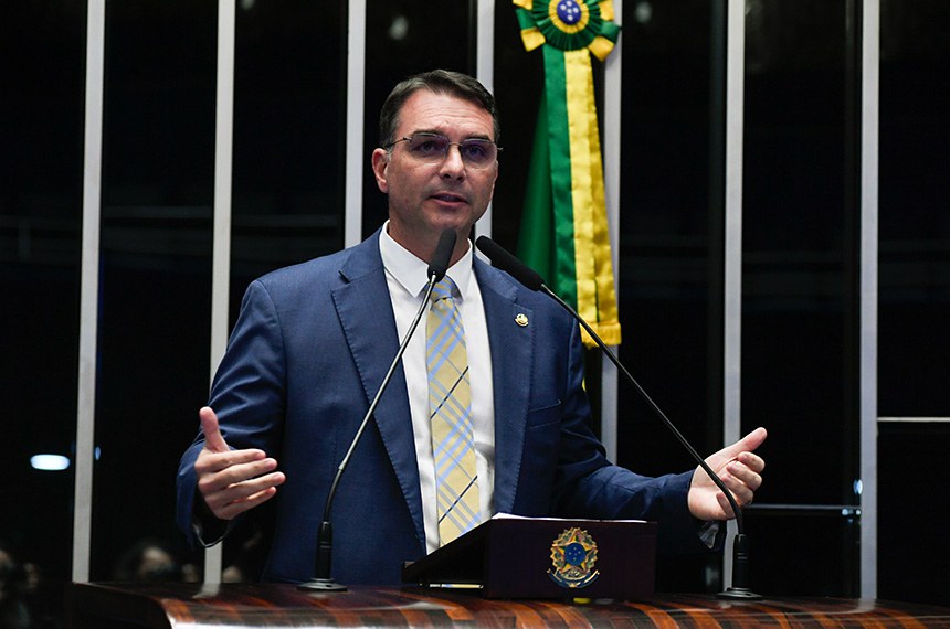 Câmara de Salvador aprova título de cidadão soteropolitano para Flávio Bolsonaro