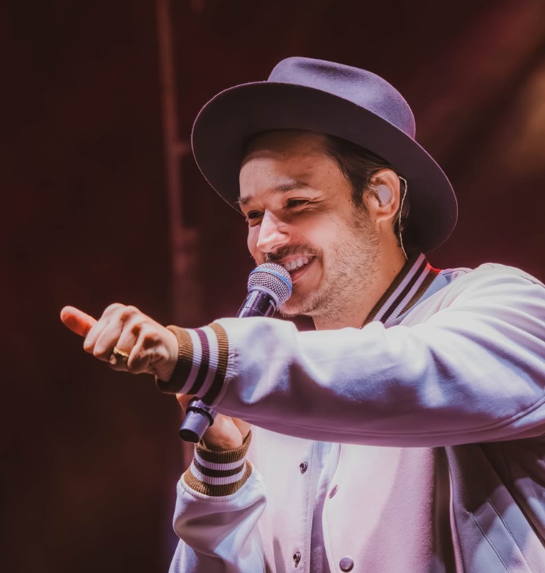 Cantor Israel, da dupla com Rodolffo, sofre acidente de carro