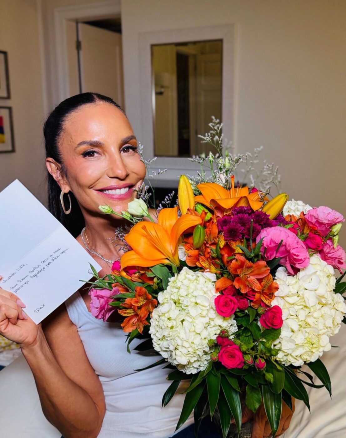 Ivete recebe flores de Shakira após show no Rio
