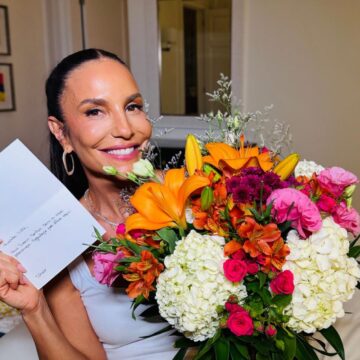 Ivete recebe flores de Shakira após show no Rio