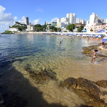 Prefeitura avança em projeto de boias de proteção para banhistas no Porto da Barra