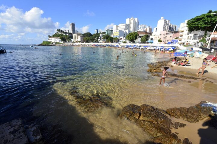 Prefeitura avança em projeto de boias de proteção para banhistas no Porto da Barra
