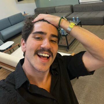 Pai solo, ator João Fernandes posta foto fofa do filho