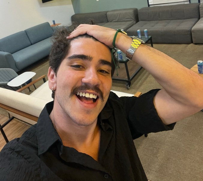 Pai solo, ator João Fernandes posta foto fofa do filho