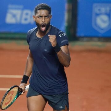 Brasileiro João Lucas Reis faz história em Roland Garros como 1º tenista assumidamente gay a vencer no torneio