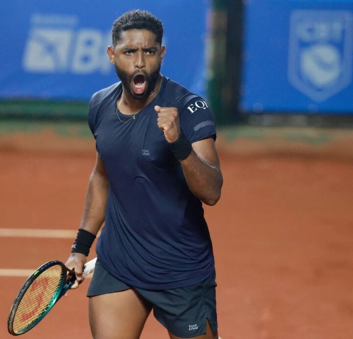Brasileiro João Lucas Reis faz história em Roland Garros como 1º tenista assumidamente gay a vencer no torneio
