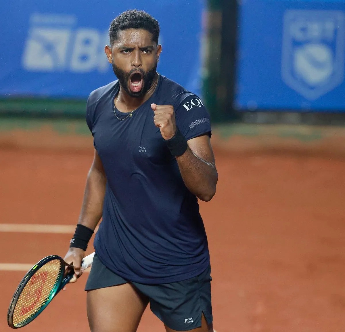 Brasileiro João Lucas Reis faz história em Roland Garros como 1º tenista assumidamente gay a vencer no torneio