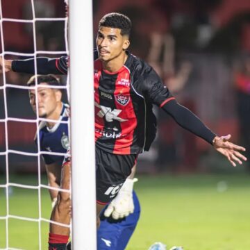 Por 4×1, Vitória vence o Coritiba e dá salto na tabela do Brasileirão