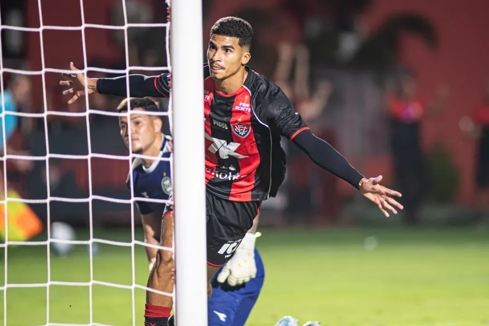 Por 4×1, Vitória vence o Coritiba e dá salto na tabela do Brasileirão