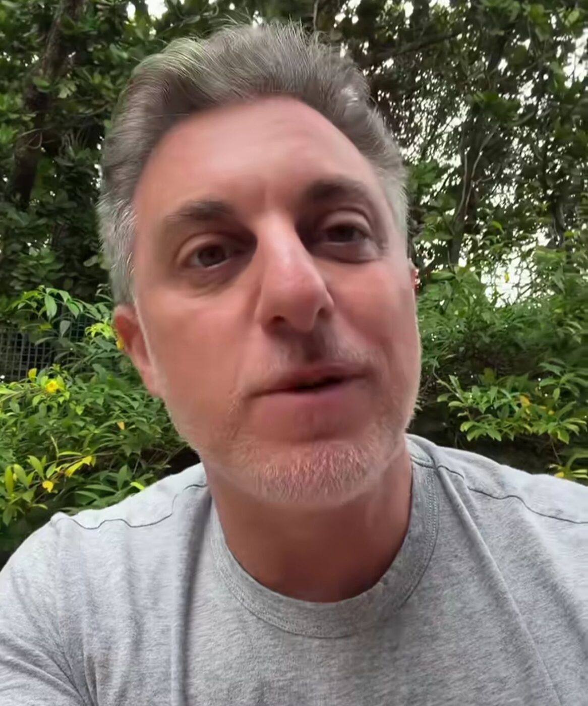 Luciano Huck se pronuncia após repercussão de fala sobre Bolsa Família citar cidade baiana