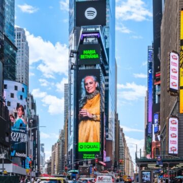 Maria Bethânia ganha destaque em painel gigante na Times Square pela segunda vez