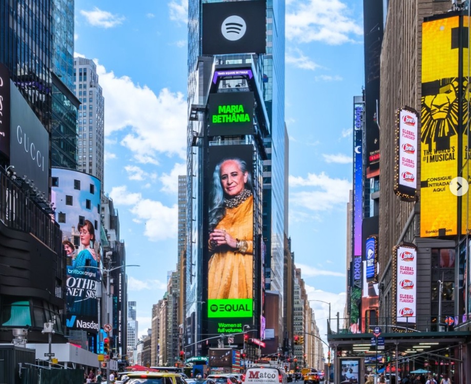 Maria Bethânia ganha destaque em painel gigante na Times Square pela segunda vez