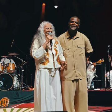 Maria Bethânia participa de roda de samba de Pretinho da Serrinha no Rio