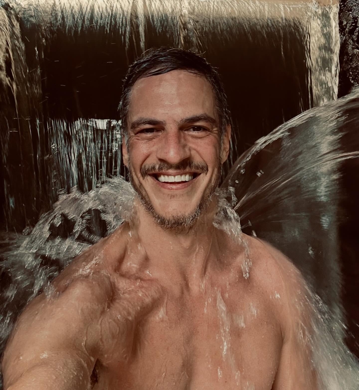 Solteiro, Mateus Solano brinca sobre assédio masculino: ‘Ainda não sou gay’
