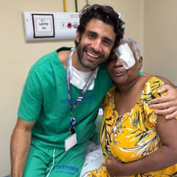 Médico baiano viraliza após receber presente de paciente: ‘Mais lindo do hospital’