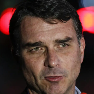 Flávio Bolsonaro admite cobrança a Daniel Vorcaro, mas nega crime