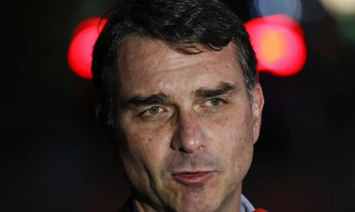 Flávio Bolsonaro admite cobrança a Daniel Vorcaro, mas nega crime