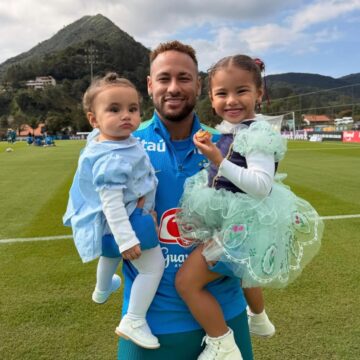 Neymar recebe visita das filhas na Granja Comary