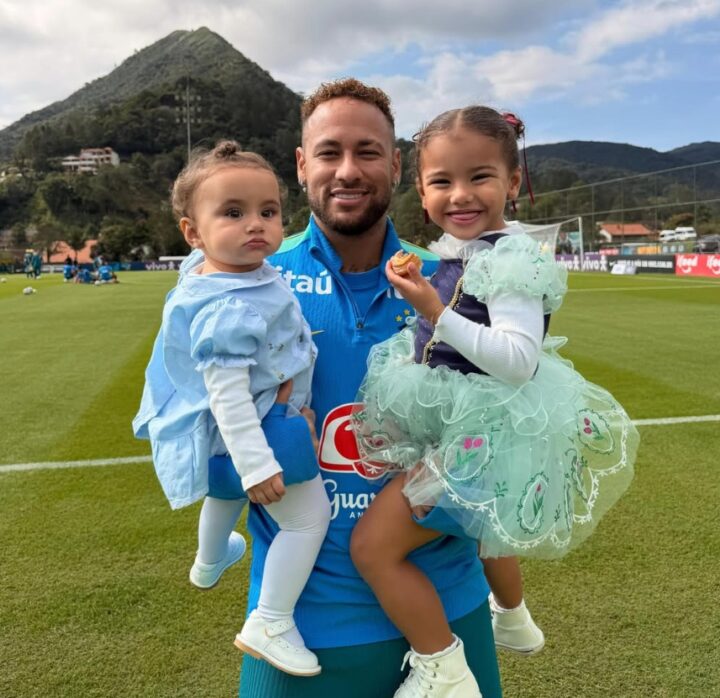 Neymar recebe visita das filhas na Granja Comary