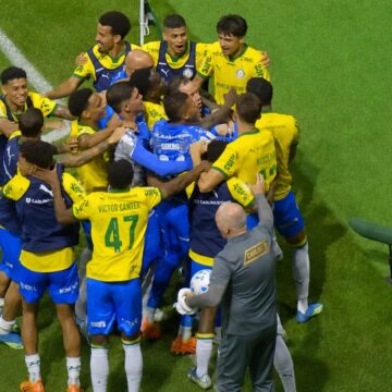 Palmeiras segura pressão, vence Chape e segue líder do Brasileirão; veja melhores momentos