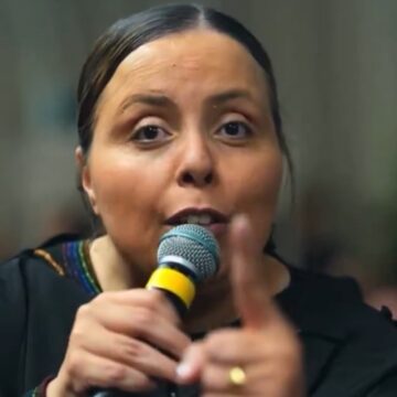 Pastora viraliza após pregar contra violência doméstica em evento evangélico: ‘Pare de orar por ele’