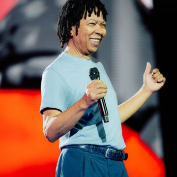 É hoje! Djavan celebra 50 anos de carreira com show da nova turnê em Salvador