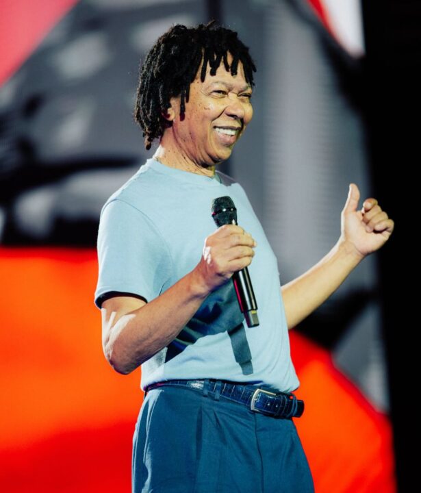 É hoje! Djavan celebra 50 anos de carreira com show da nova turnê em Salvador