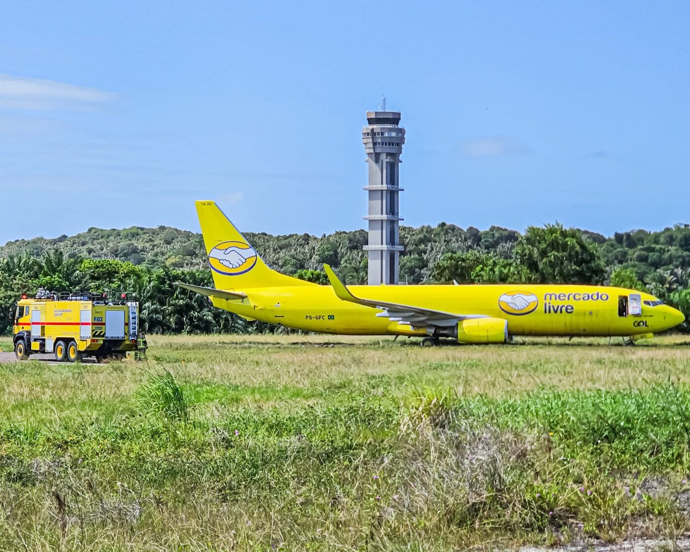 Avião cargueiro da Gol sai da pista após pouso no aeroporto de Salvador