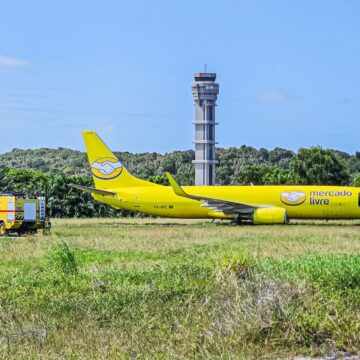 Avião cargueiro da Gol sai da pista após pouso no aeroporto de Salvador