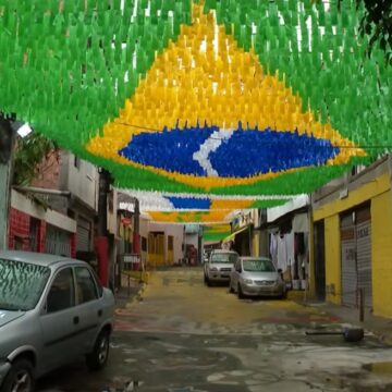 Moradores mantêm tradição e decoram Rua 13, em Salvador, para a Copa do Mundo