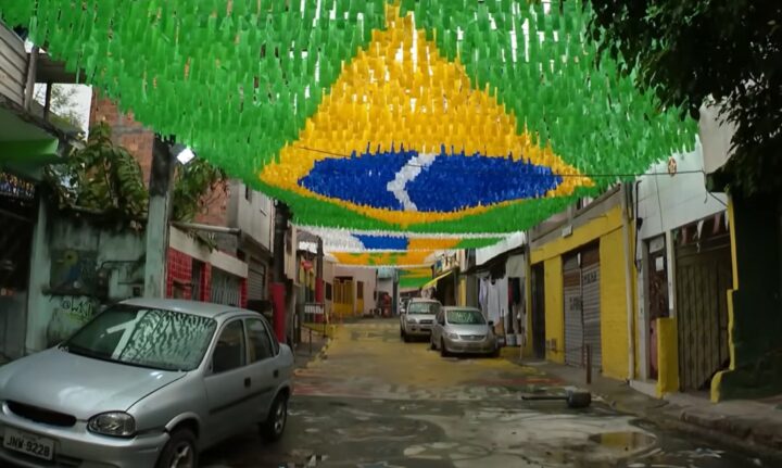 Moradores mantêm tradição e decoram Rua 13, em Salvador, para a Copa do Mundo