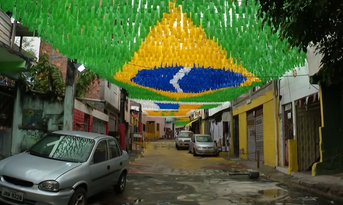Moradores mantêm tradição e decoram Rua 13, em Salvador, para a Copa do Mundo