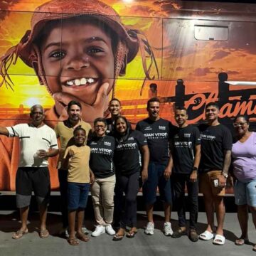 Cantor mirim baiano Ruan Vaqueirinho se emociona ao ganhar ônibus personalizado para turnês