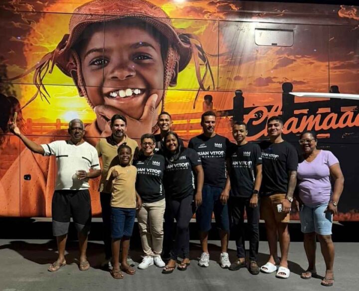 Cantor mirim baiano Ruan Vaqueirinho se emociona ao ganhar ônibus personalizado para turnês