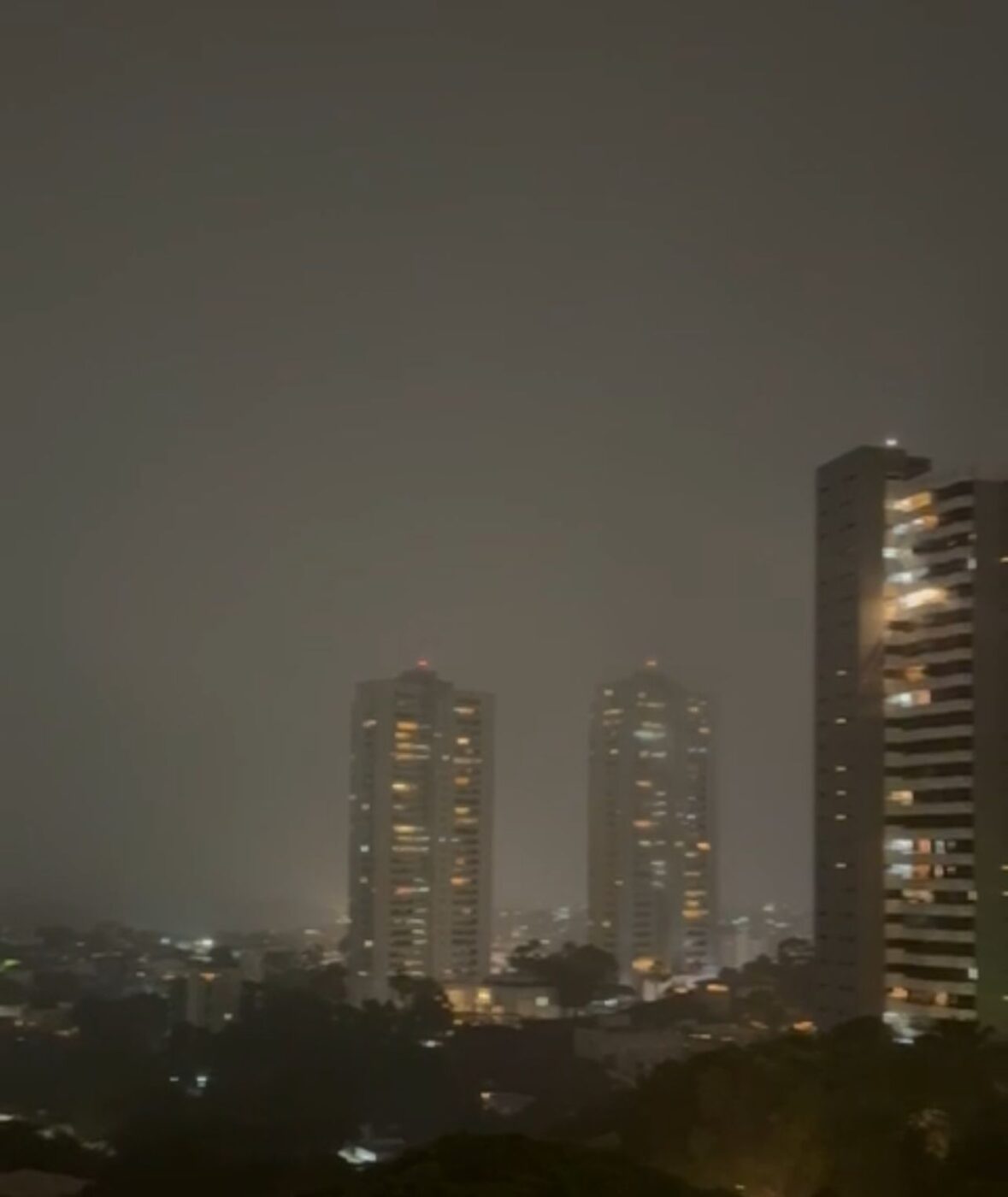 Tempestade chegou? Veja como proteger TV, geladeira e eletrônicos sem tirar tudo da tomada