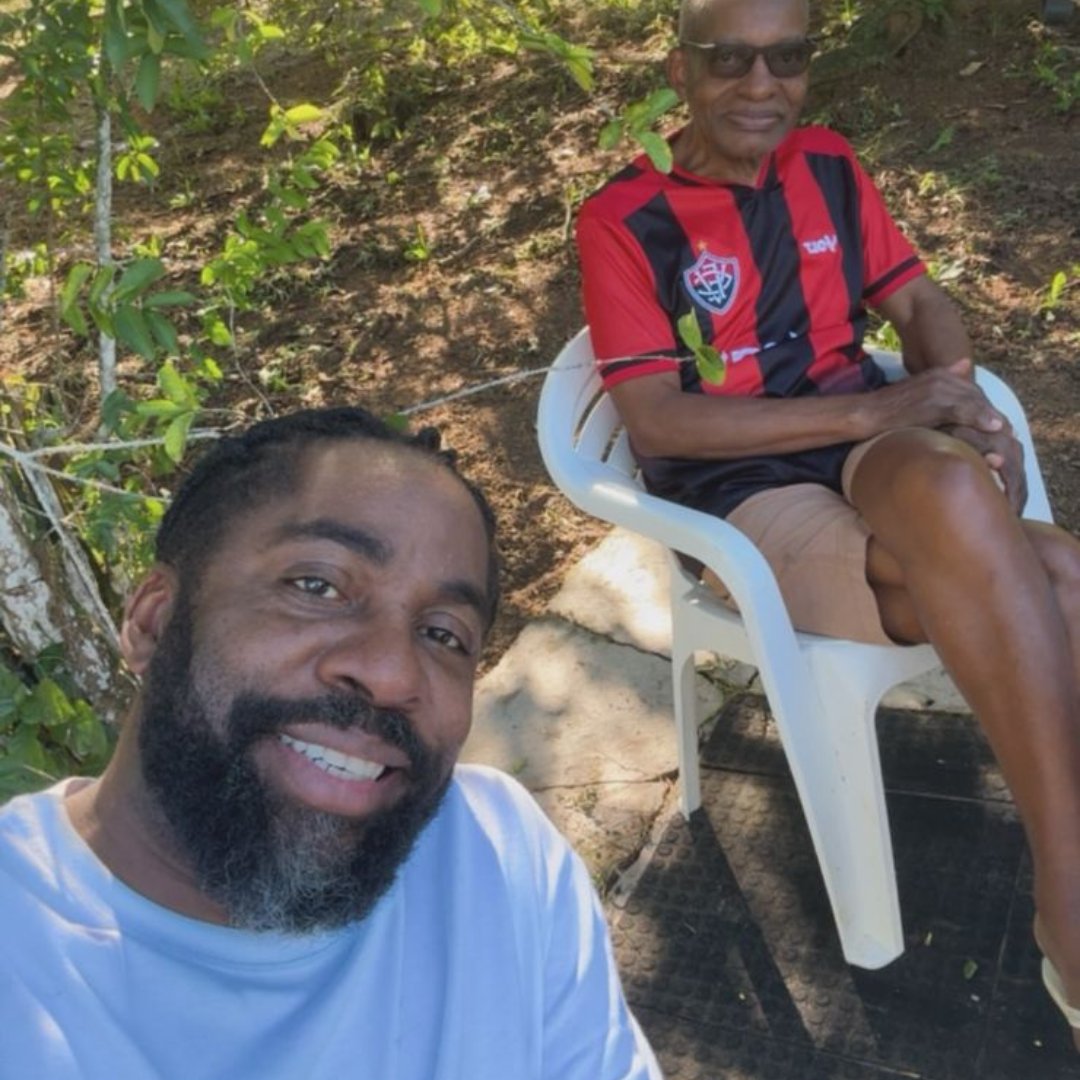 Lázaro Ramos compartilha foto rara ao lado do pai nas redes sociais