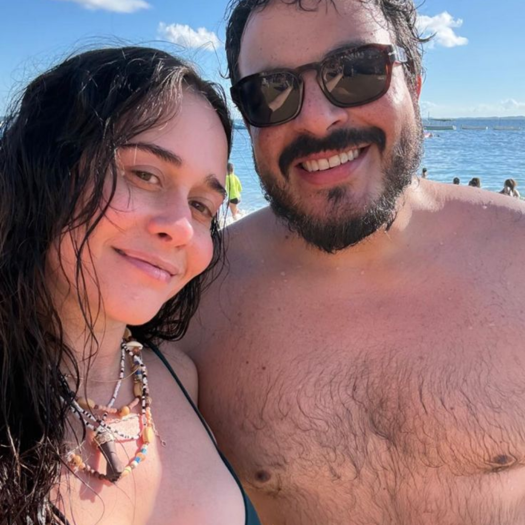 Alessandra Negrini curte Porto da Barra durante temporada em Salvador
