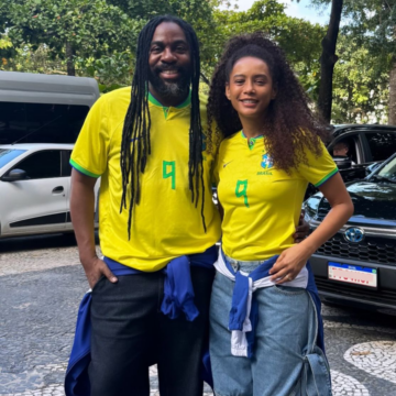 Taís Araújo e Lázaro Ramos celebram vitória do Brasil e posam com camisa da Seleção