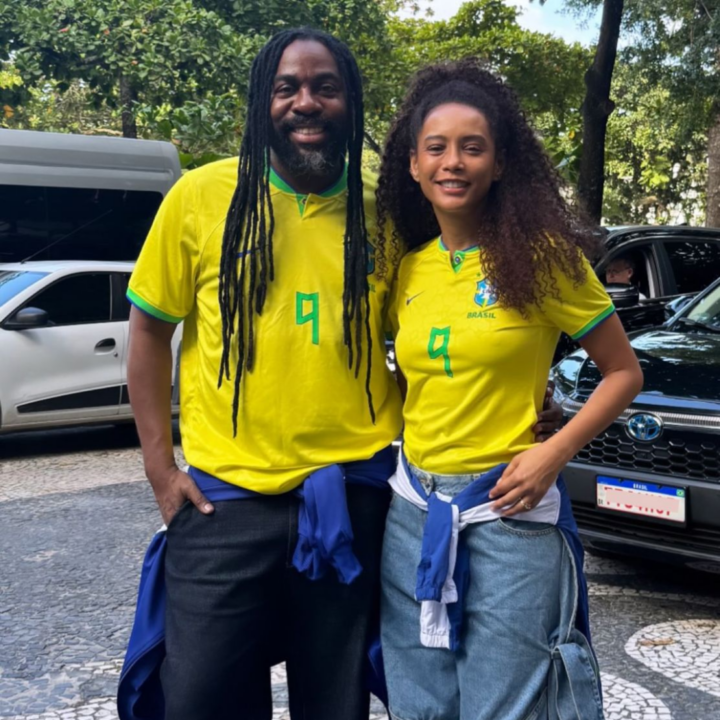 Taís Araújo e Lázaro Ramos celebram vitória do Brasil e posam com camisa da Seleção