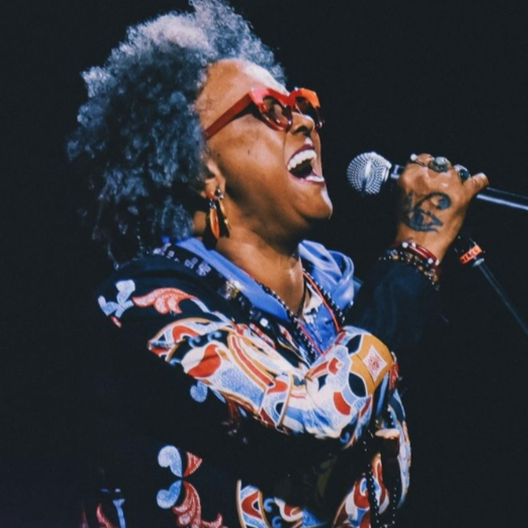 Sandra Sá arrasta multidão em show gratuito no Rio Vermelho