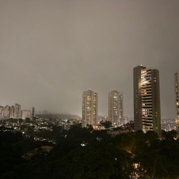 Salvador registra chuva intensa, raios e trovões nesta noite