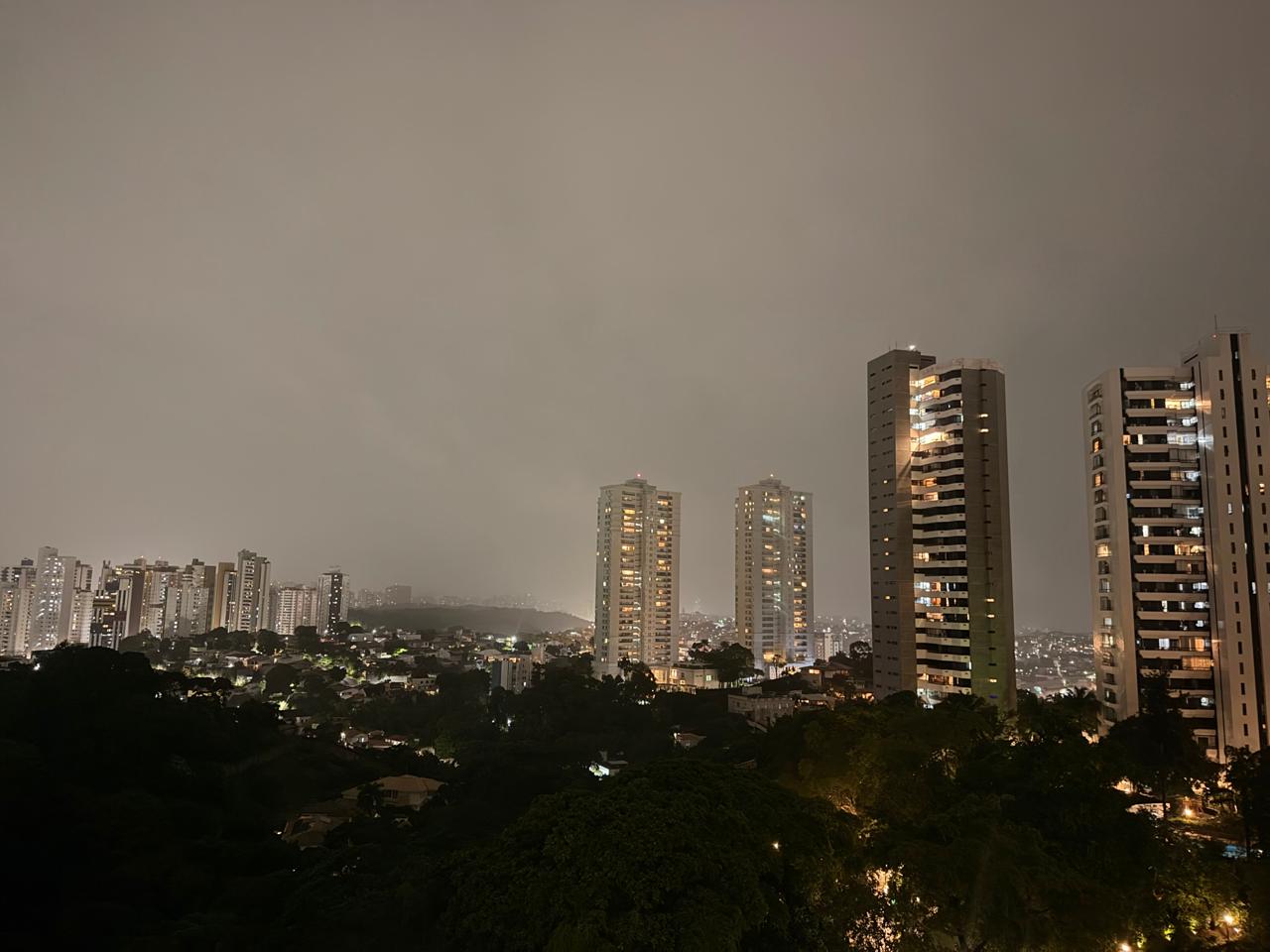 Salvador registra noite de chuva com raios, trovões e rajadas de vento
