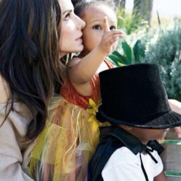 Sandra Bullock compartilha fotos raras com os filhos em homenagem ao Dia das Mães