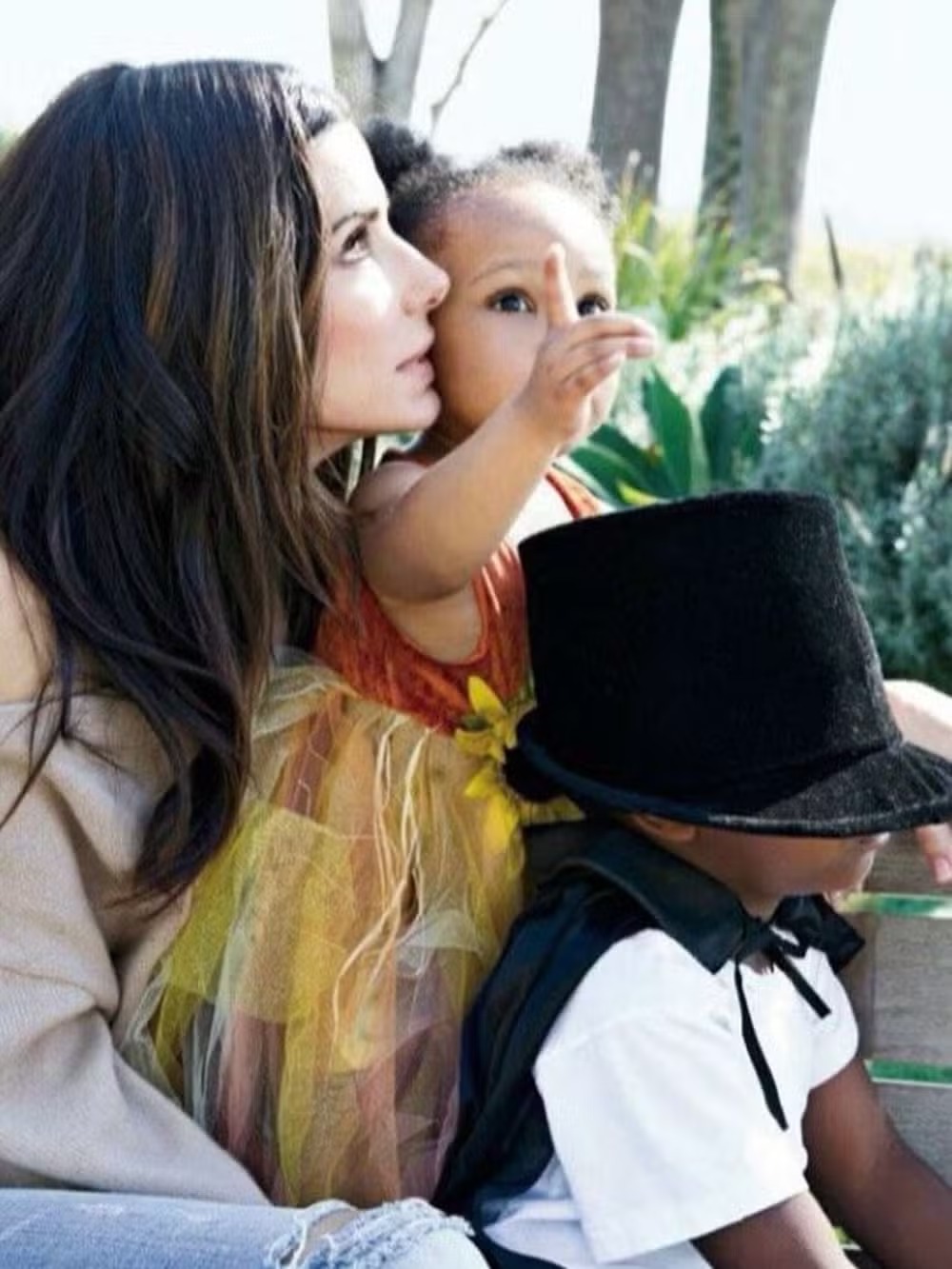 Sandra Bullock compartilha fotos raras com os filhos em homenagem ao Dia das Mães