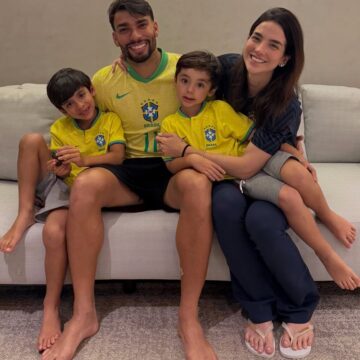 Filhos de Lucas Paquetá divertem ao invadir entrevista do pai; veja