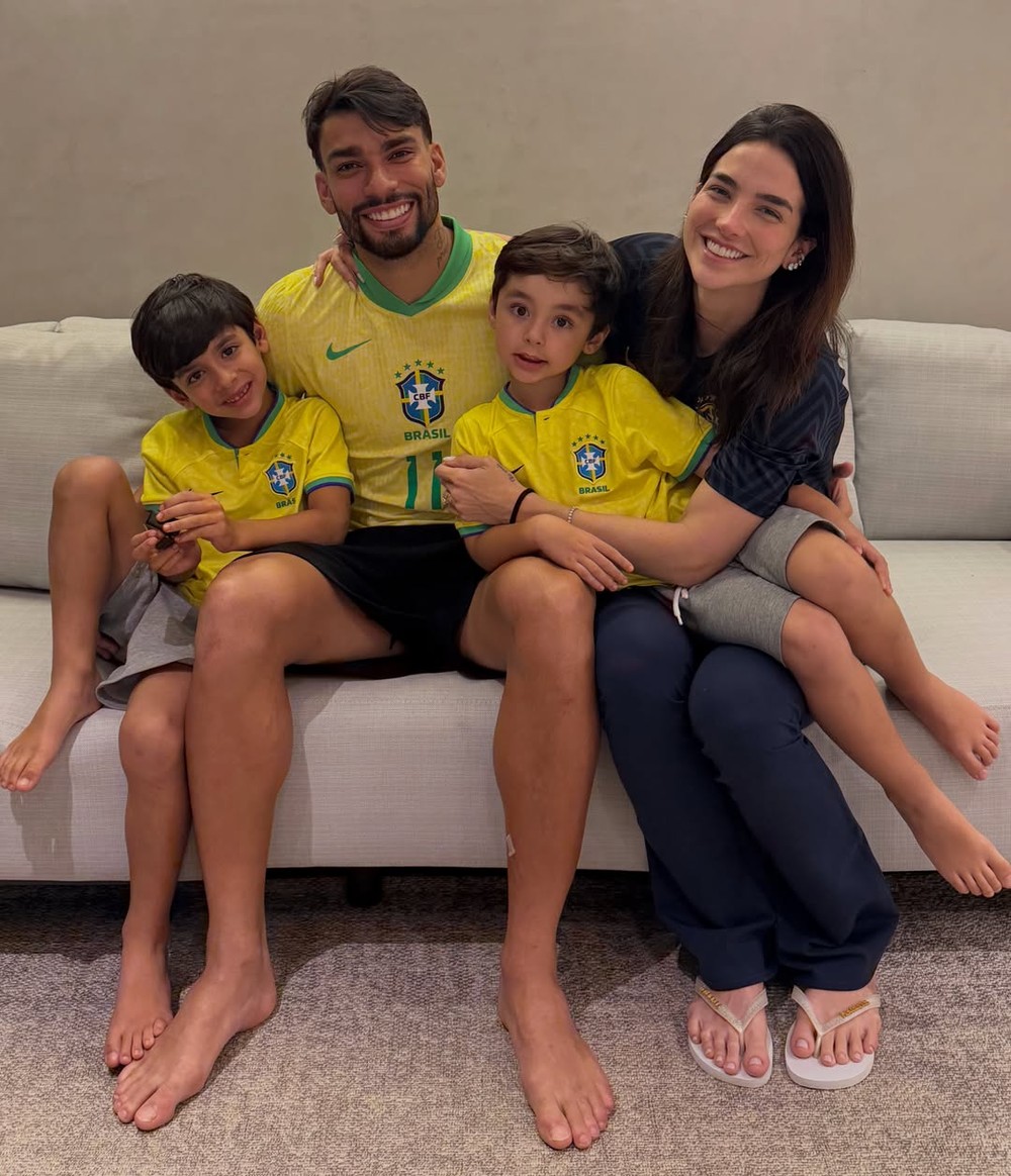 Filhos de Lucas Paquetá divertem ao invadir entrevista do pai; veja
